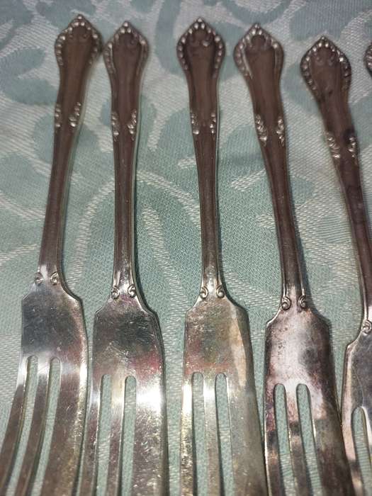 A VINTAGE SET OF 12 EMESS EPNS PLATE DESERT FORKS SOLD AS IS