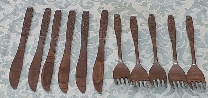 A SET OF 11 STAINLESS STEEL CUTLERY SOLD AS IS