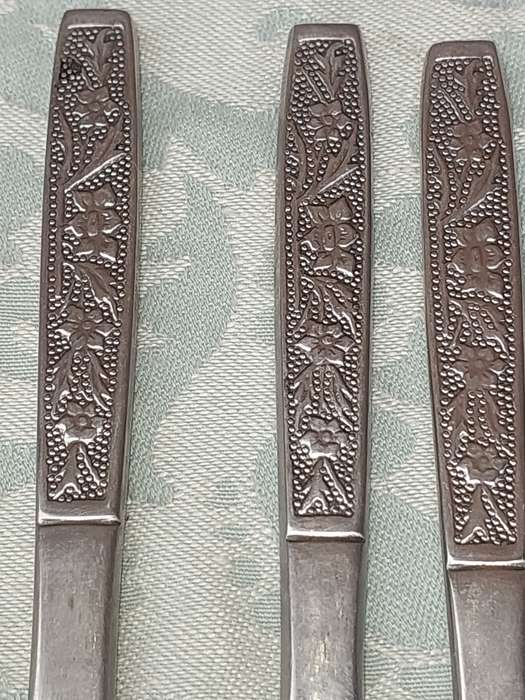 A SET OF 11 STAINLESS STEEL CUTLERY SOLD AS IS