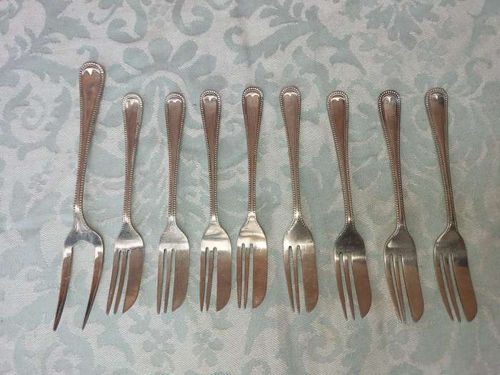 A SET OF 9 EPNS A1 COCKTAIL CUTLERY SET SOLD AS IS