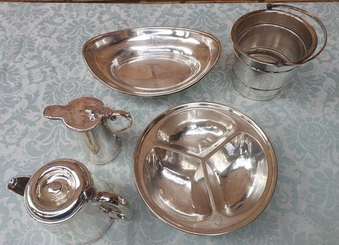 A COLLECTION OF VINTAGE SOUTH AFRICAN RAILWAY UTENSILS SOLD AS IS