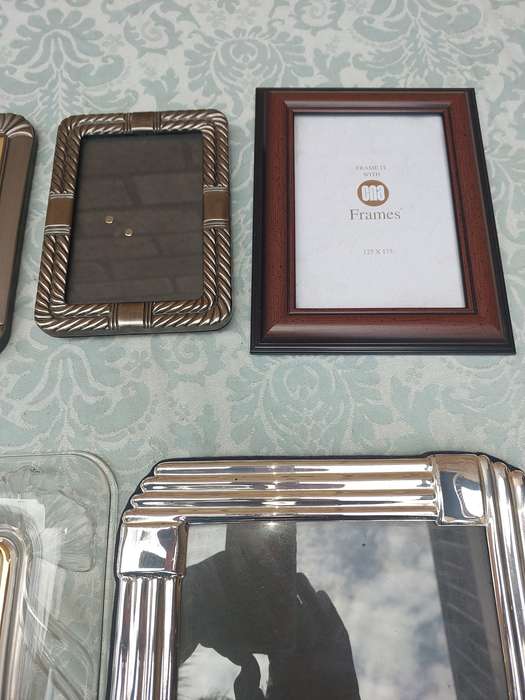 A JOBLOT PHOTO FRAMES SOLD AS IS