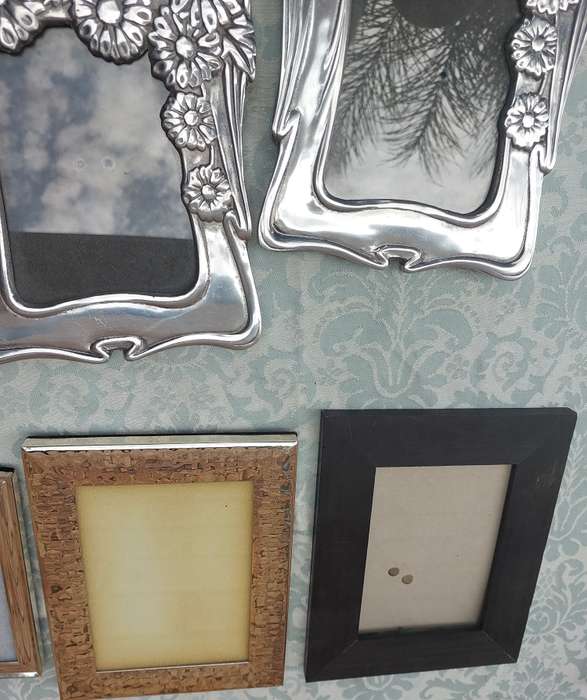 A JOBLOT PHOTO FRAMES SOLD AS IS