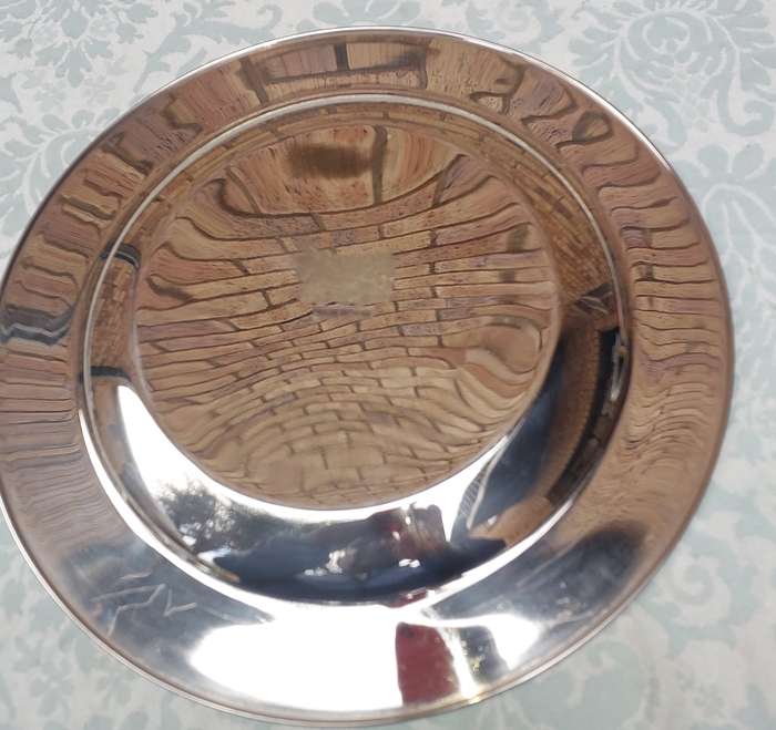 A STAINLESS STEEL SERVING PLATTER SOLD AS IS