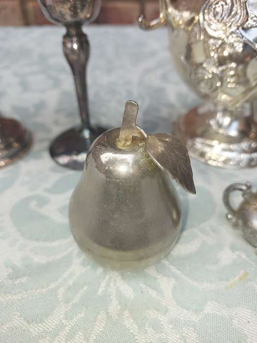 A VINTAGE JOBLOT KITCHENALIA SOLD AS IS
