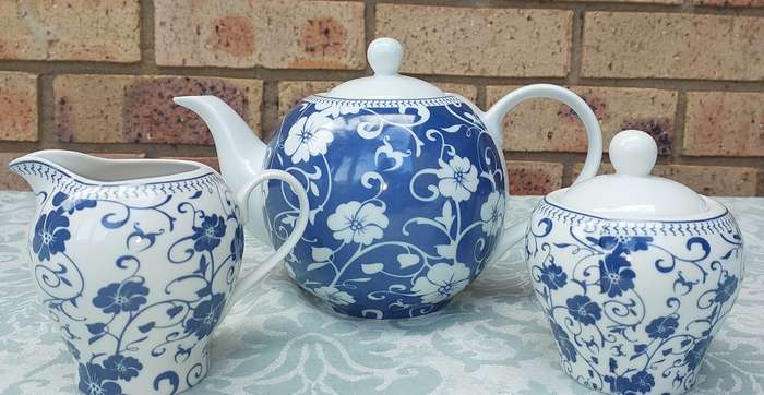 A PORCELAIN COFFEE JUG OR TEASET SOLD AS IS