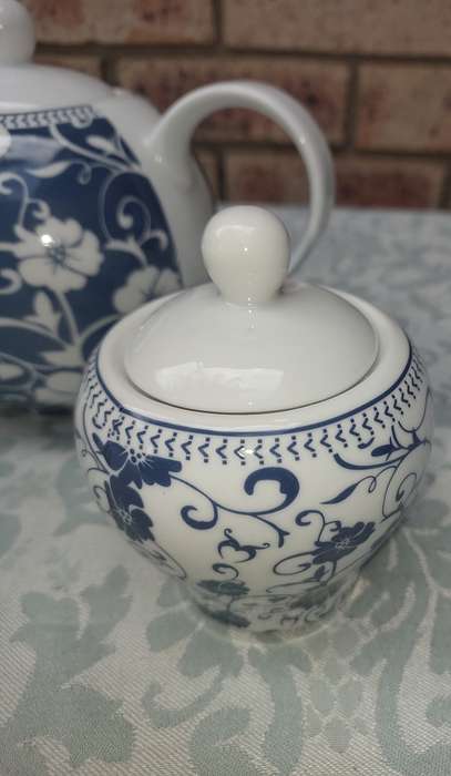 A PORCELAIN COFFEE JUG OR TEASET SOLD AS IS