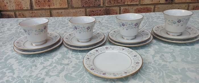 A VINTAGE CONTMPORARY FINE CHINA NORATAKE SRI LANKA LONGWOOD 2485 TEASET