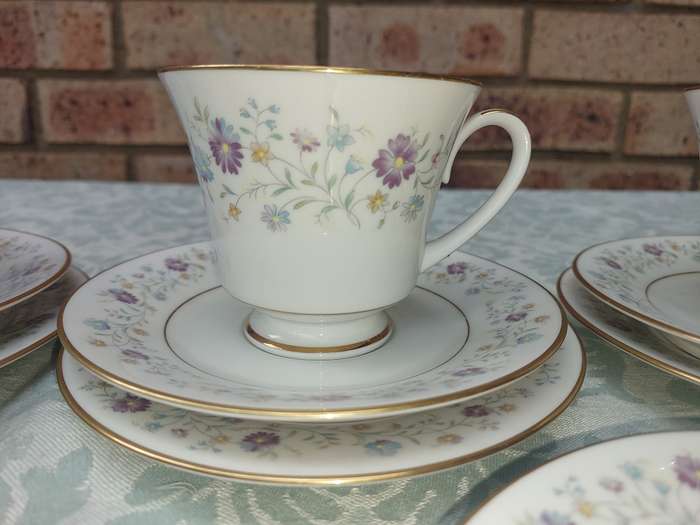 A VINTAGE CONTMPORARY FINE CHINA NORATAKE SRI LANKA LONGWOOD 2485 TEASET