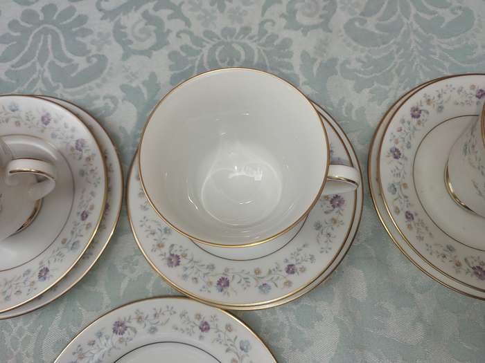 A VINTAGE CONTMPORARY FINE CHINA NORATAKE SRI LANKA LONGWOOD 2485 TEASET
