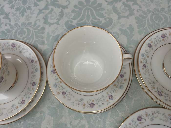 A VINTAGE CONTMPORARY FINE CHINA NORATAKE SRI LANKA LONGWOOD 2485 TEASET
