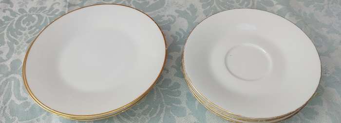 A SET OF 6 RC JAPAN PORCELAIN SIDE PLATES WITH GOLD TRIM SOLD AS IS