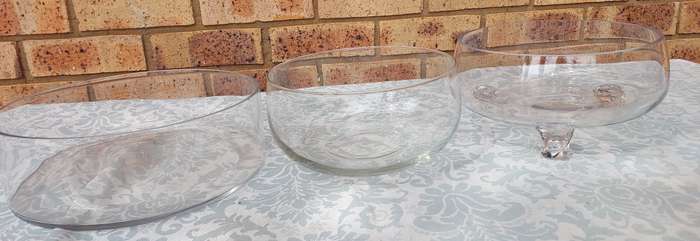 A JOBLOT ART DECOR GLASS SERVING BOWLS SOLD AS IS