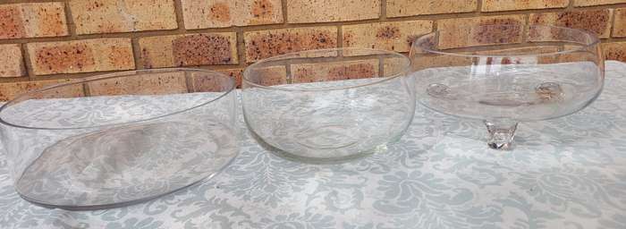 A JOBLOT ART DECOR GLASS SERVING BOWLS SOLD AS IS