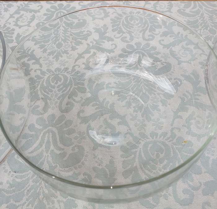 A JOBLOT ART DECOR GLASS SERVING BOWLS SOLD AS IS