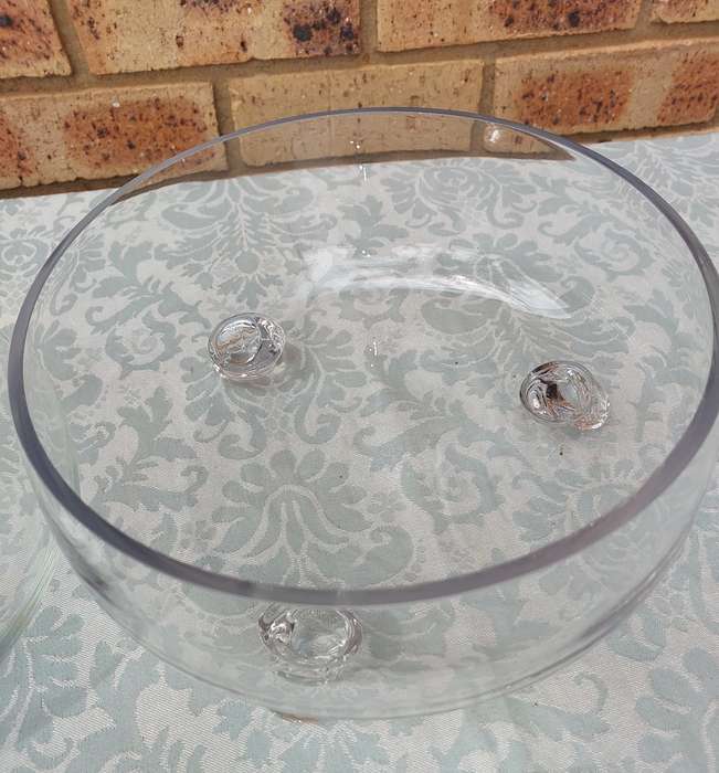 A JOBLOT ART DECOR GLASS SERVING BOWLS SOLD AS IS