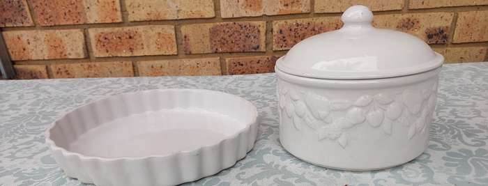 TWO VINTAGE CERAMIC KITCHENALIA CROCKERY SOLD AS IS