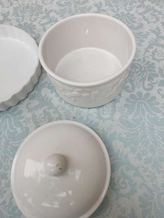 TWO VINTAGE CERAMIC KITCHENALIA CROCKERY SOLD AS IS
