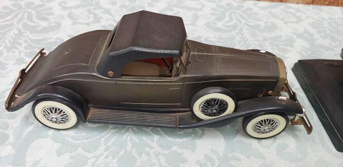 A VINTAGE COLLECTION MODEL CARS SOLD AS IS