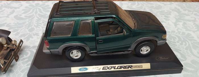 A VINTAGE COLLECTION MODEL CARS SOLD AS IS