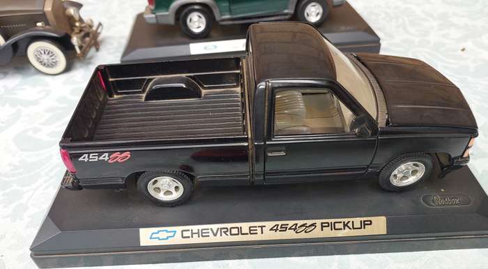 A VINTAGE COLLECTION MODEL CARS SOLD AS IS