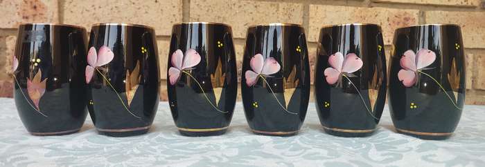 A SET OF SIX HAND MADE MURANO TYPE TUMBLERS SOLD AS IS