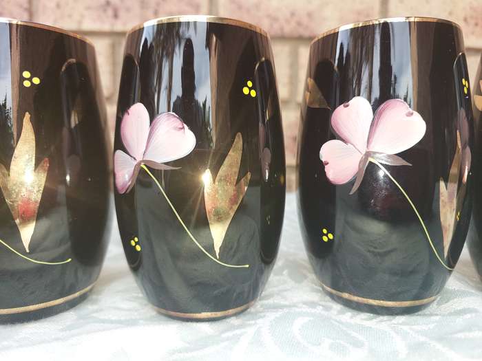 A SET OF SIX HAND MADE MURANO TYPE TUMBLERS SOLD AS IS