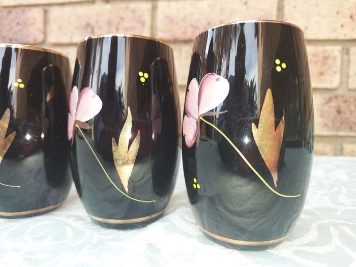 A SET OF SIX HAND MADE MURANO TYPE TUMBLERS SOLD AS IS