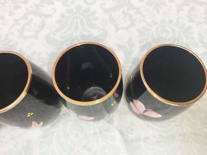 A SET OF SIX HAND MADE MURANO TYPE TUMBLERS SOLD AS IS