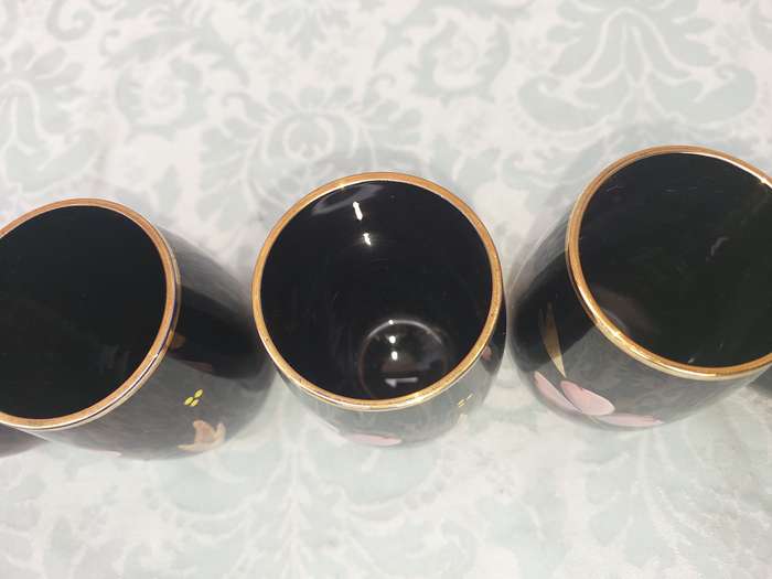 A SET OF SIX HAND MADE MURANO TYPE TUMBLERS SOLD AS IS