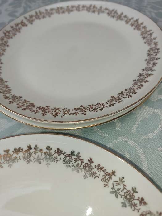 A VINTAGE COLLECTION OF SOUP BOWLS AND SIDE PLATES