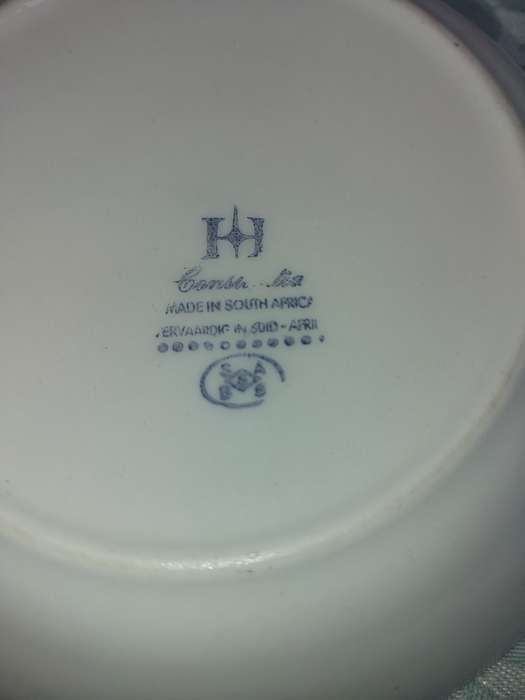A VINTAGE COLLECTION OF SOUP BOWLS AND SIDE PLATES