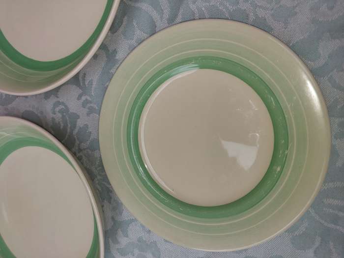 A VINTAHE COLLECTION OF TWO SOUP BOWLS AND A SIDE PLATE BY ROYAL DOULTON