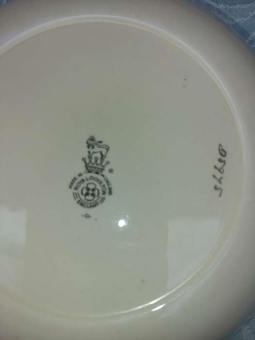 A VINTAHE COLLECTION OF TWO SOUP BOWLS AND A SIDE PLATE BY ROYAL DOULTON