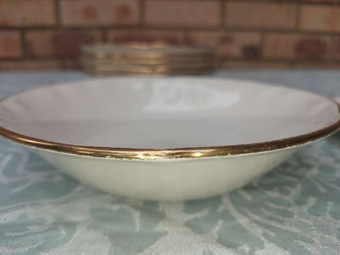 A VINTAGE COLLECTION JOHNSSON BROS CROCKERY SOLD AS IS