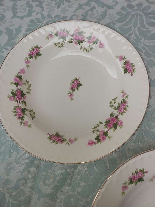 A VINTAGE SET OF 5 PORCELAIN DINNER PLATES WITH SILVER TRIM SOLD AS IS