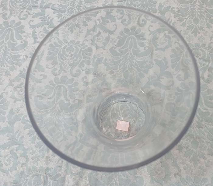 A GLASS VASE SOLD AS IS
