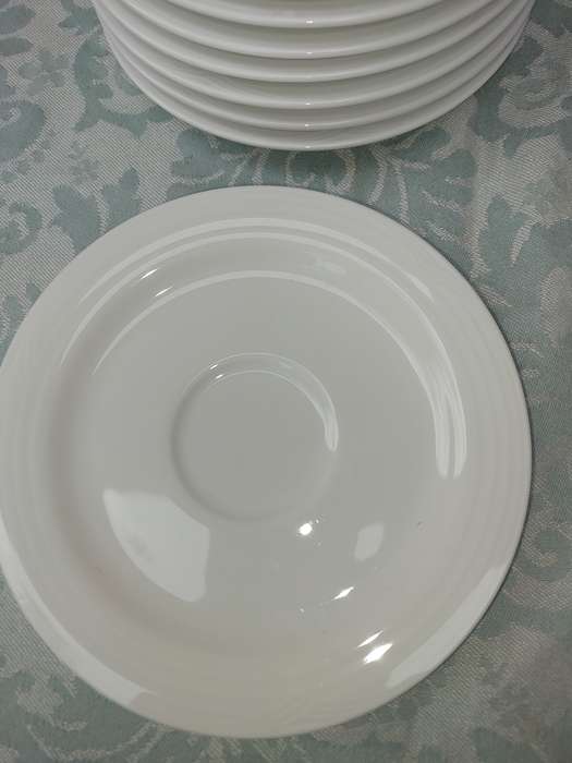 A VINTAGE COLLECTION OF 8 ARCTIC WHITE NORATAKE SRI LANKA SIDE PLATES SOLD AS IS R400