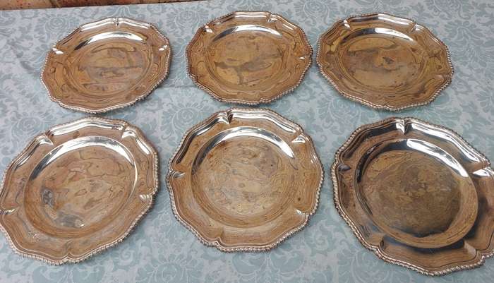 A SET OF 6 HEAVY SIVER PLATED OLD RAILWAY STOCK PLATED WITH A LION LOGO ON THEM SOLD AS IS