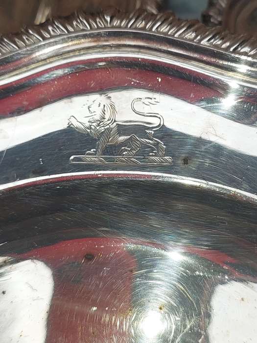 A SET OF 6 HEAVY SIVER PLATED OLD RAILWAY STOCK PLATED WITH A LION LOGO ON THEM SOLD AS IS