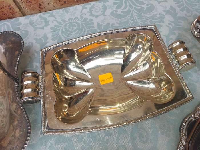 A COLLECTION OF VINTAGE AND ANTIQUE EPNS AND SILVER PLATED SERVING TRAYS SOLD AS IS