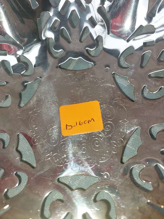 A COLLECTION OF VINTAGE AND ANTIQUE EPNS AND SILVER PLATED SERVING TRAYS SOLD AS IS