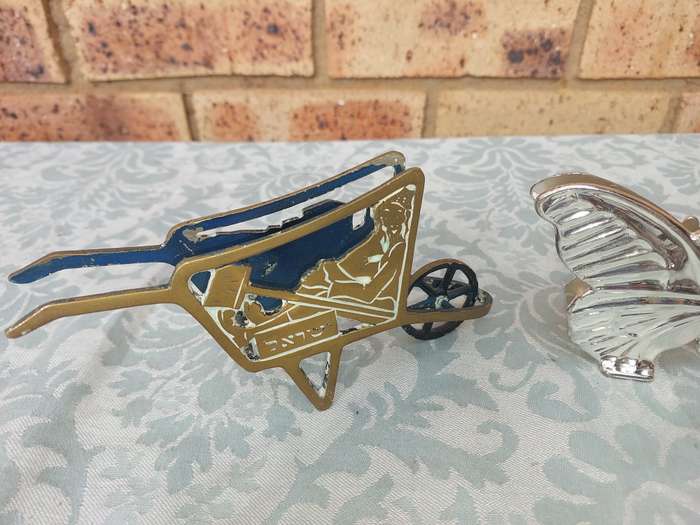 A COLLECTION OF KITCHEN UTENSILS SOLD AS IS