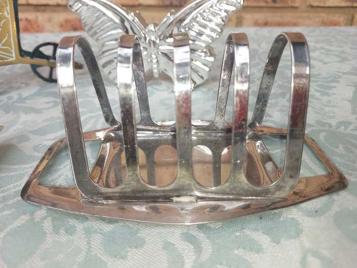 A COLLECTION OF KITCHEN UTENSILS SOLD AS IS