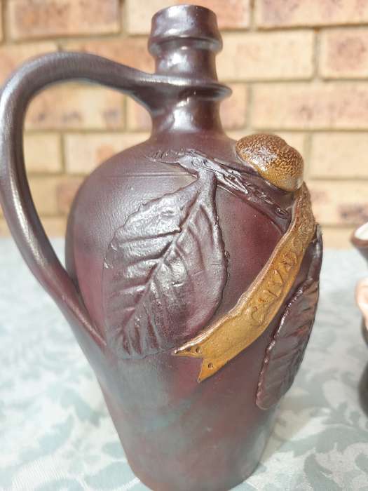 A COLLECTION OF VINTAGE TOBY MUG AND A WHISKY JAR SOLD AS IS