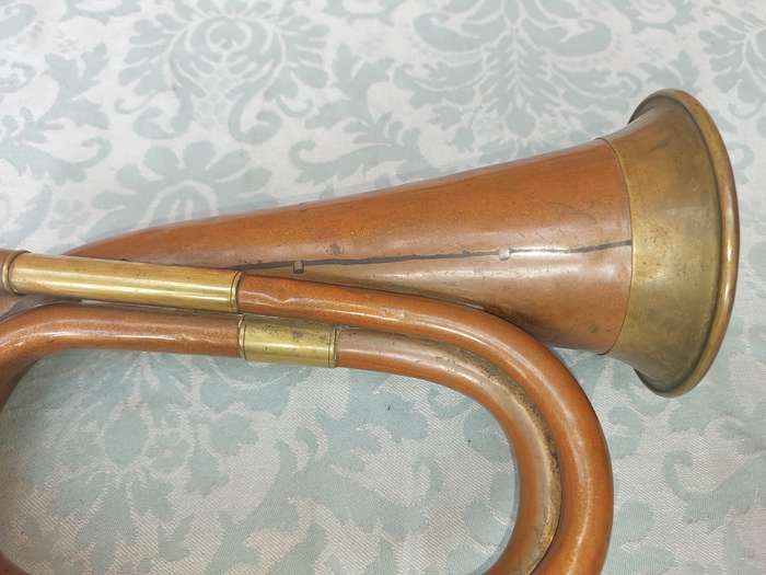 A VINTAGE MILITARY BUGAL COPPER WITH A BRASS MOUTH PIECE SOLD AS IS