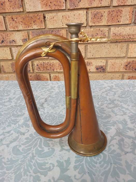 A VINTAGE MILITARY BUGAL COPPER WITH A BRASS MOUTH PIECE SOLD AS IS