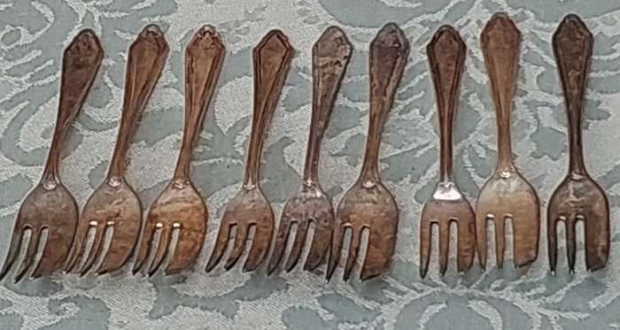 A SET OF 9 SHEFFIELD EPNS DESERT FORKS  SOLD AS IS