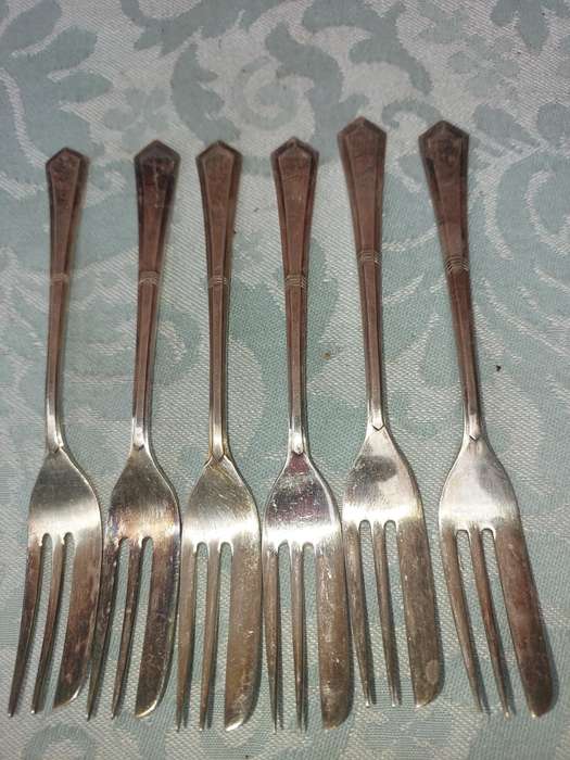 A VINTAGE SET OF 6 EPNS CAKE  FORKS