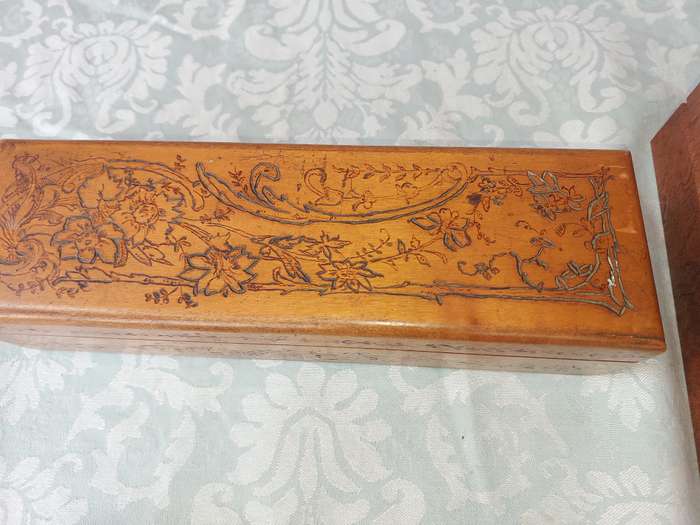 A JOBLOT COLLECTION OF WOODEN CARVED JEWELRY BOXES SOLD AS IS